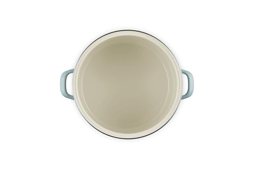Borde de acero inoxidable evita astilladuras en Le Creuset