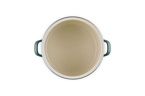 Borde de acero Le Creuset evita astilladuras al cocinar.
