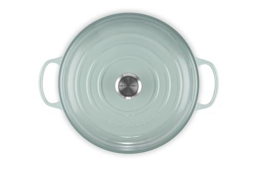 Le Creuset Braiser base amplia para dorar en una capa uniforme.