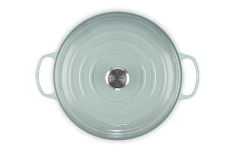 Le Creuset Braiser base amplia para dorar en una capa uniforme.