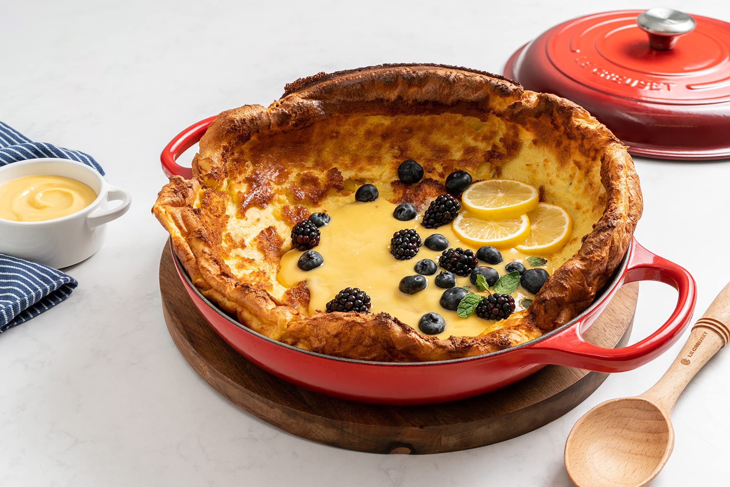 Le Creuset Braiser esmaltado cerise, apto para sartén y horno para recetas versátiles.