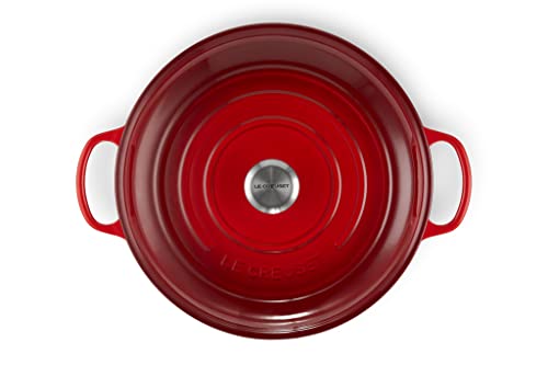 Le Creuset Braiser esmaltado cerise, base amplia para dorar ingredientes sin amontonarlos.