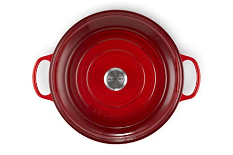 Le Creuset Braiser esmaltado cerise, base amplia para dorar ingredientes sin amontonarlos.