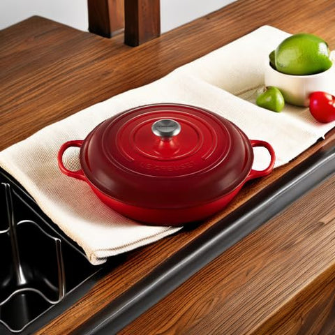 Le Creuset Braiser esmaltado cerise, ideal para estofados y guisos reconfortantes.
