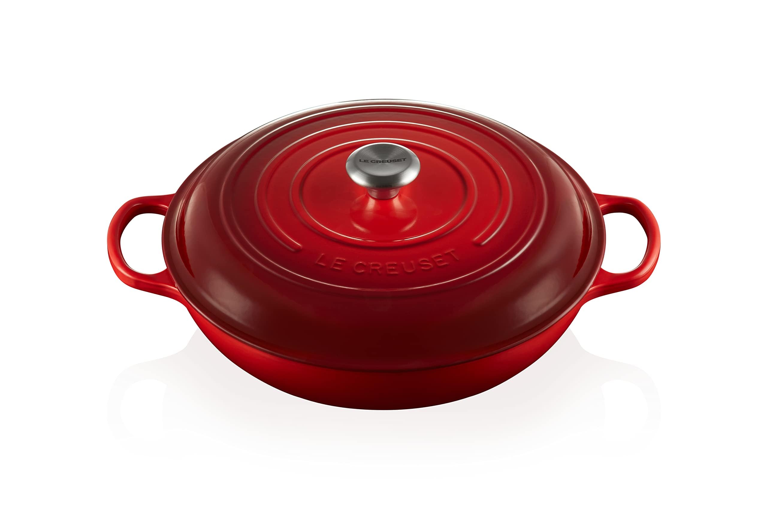 Le Creuset Braiser esmaltado cerise, vista frontal, ideal para sellar carnes con calor uniforme.