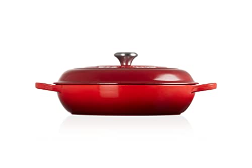 Le Creuset Braiser esmaltado cerise, interior claro para monitorear la cocción.