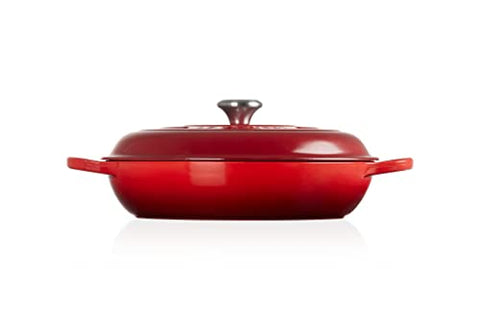 Le Creuset Braiser esmaltado cerise, interior claro para monitorear la cocción.