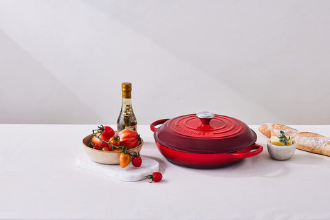 Le Creuset Braiser esmaltado cerise, pomo de acero inoxidable seguro a altas temperaturas.