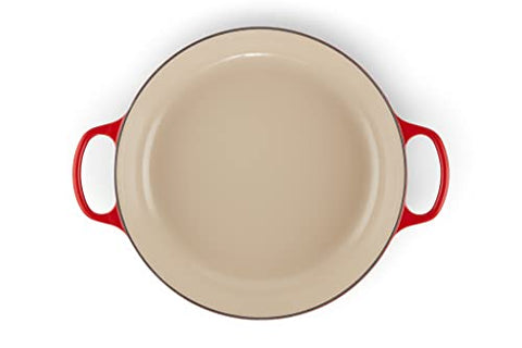 Le Creuset Braiser esmaltado cerise, tapa detallada que conserva humedad y sabor.