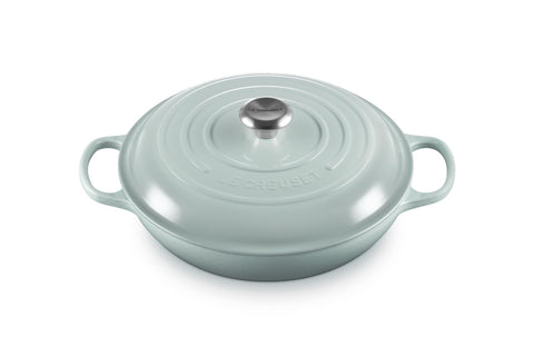 Le Creuset Braiser esmaltado, interior claro, facilita monitorizar la cocción.