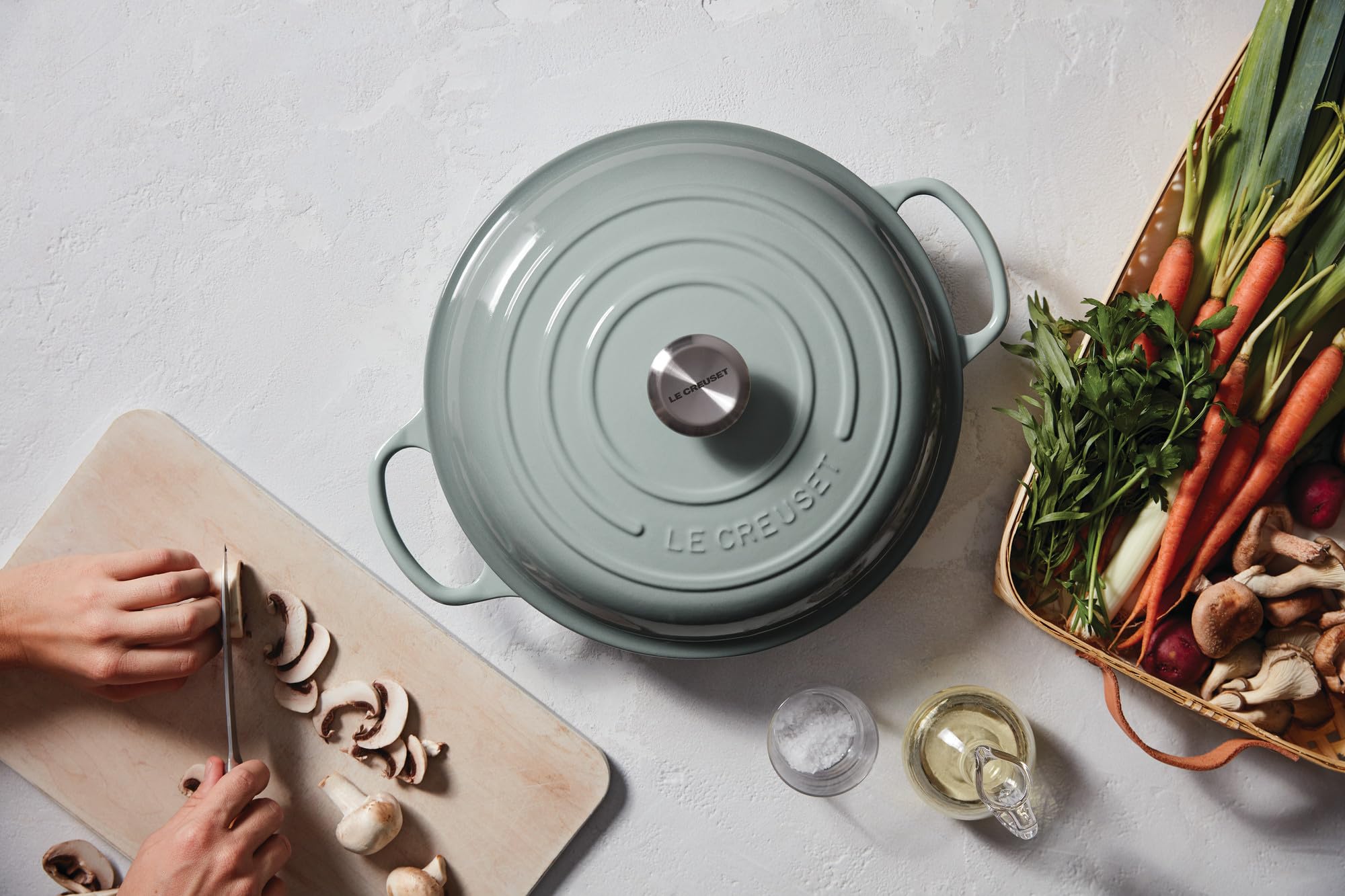 Le Creuset Braiser mango de acero inoxidable para un agarre cómodo.