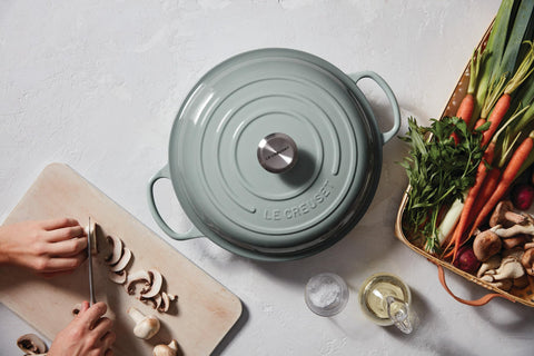 Le Creuset Braiser mango de acero inoxidable para un agarre cómodo.
