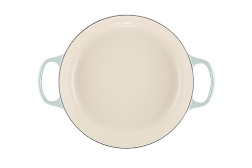 Le Creuset Braiser tapa domo circula vapor para conservar humedad y sabor.