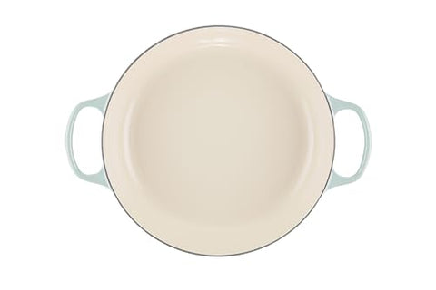 Le Creuset Braiser tapa domo circula vapor para conservar humedad y sabor.