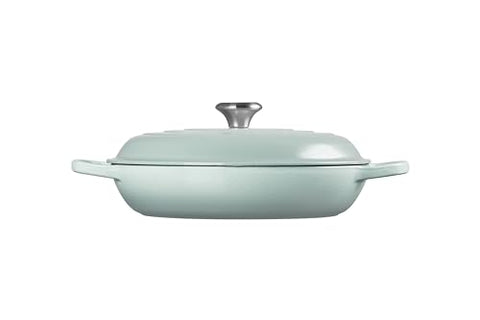 Le Creuset Braiser tapa ergonómica facilita manipulación segura.
