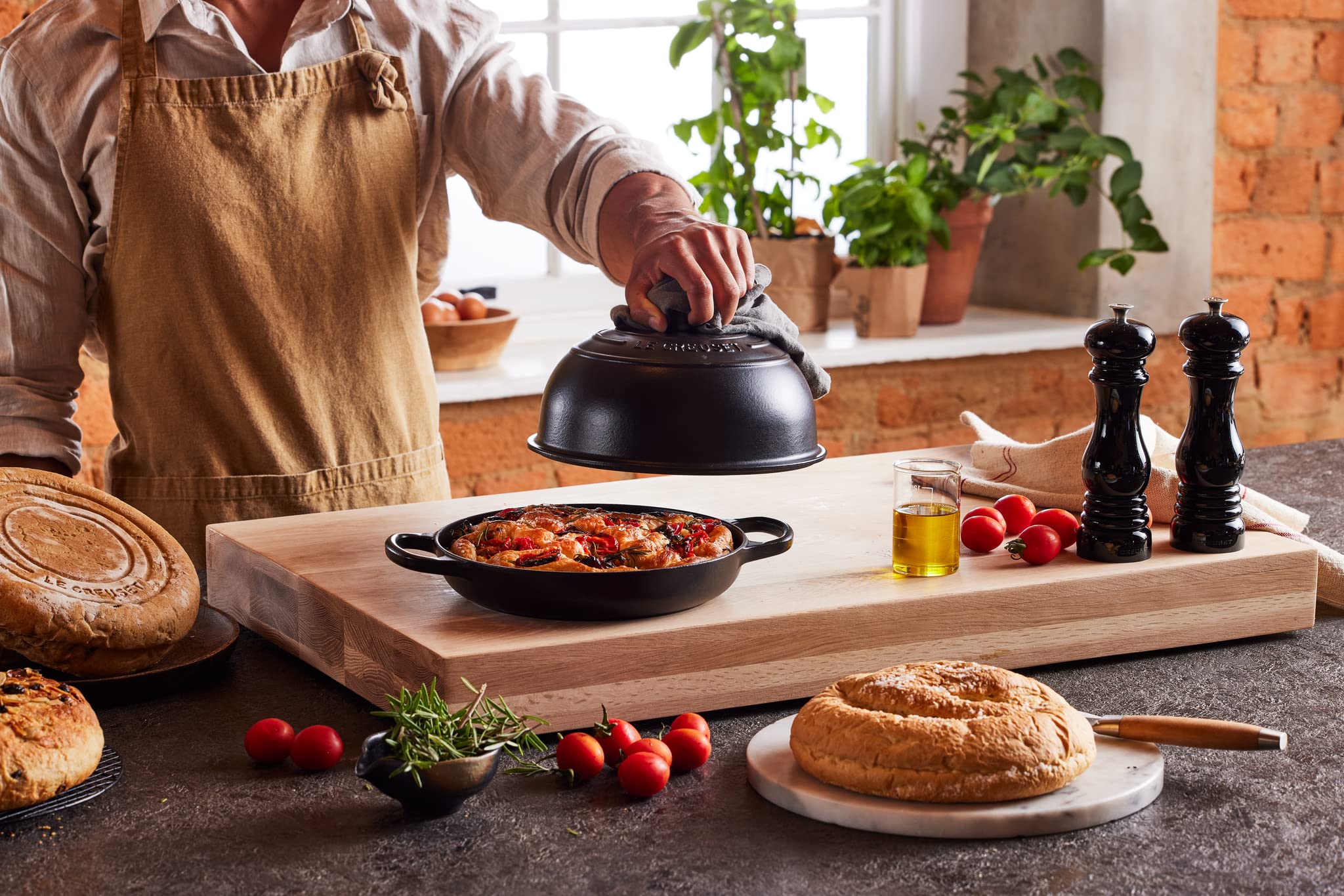 Le Creuset Horno de Pan pan dentro, horneado estable sobre cualquier superficie.