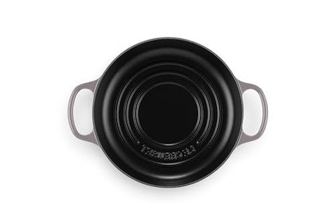 Le Creuset Horno de Pan tapa domada, retiene vapor para una corteza crujiente.
