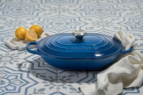 Le Creuset cazuela oval enamelada apta horno hasta 500 °F para versatilidad.