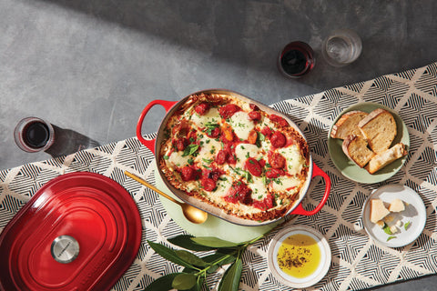 Le Creuset cazuela oval enamelada apta para todo tipo de cocinas.