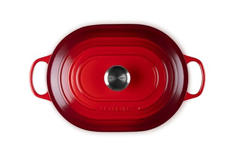 Interior claro de la Cazuela Oval Le Creuset facilita vigilar la cocción.
