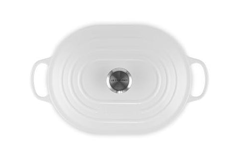 Le Creuset cazuela oval interior claro: fácil monitorear progreso de cocción.