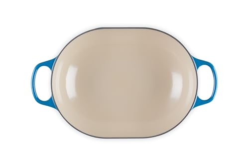 Le Creuset cazuela oval enamelada con mango ergonómico para manejo cómodo.