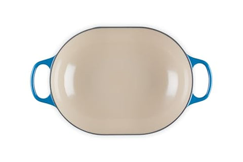 Le Creuset cazuela oval enamelada con mango ergonómico para manejo cómodo.