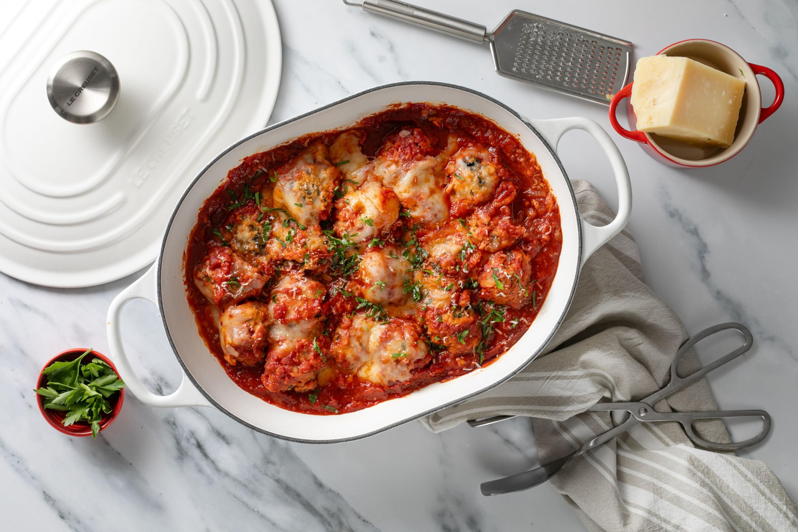 Le Creuset cazuela oval enamelada ideal para servir en mesa.