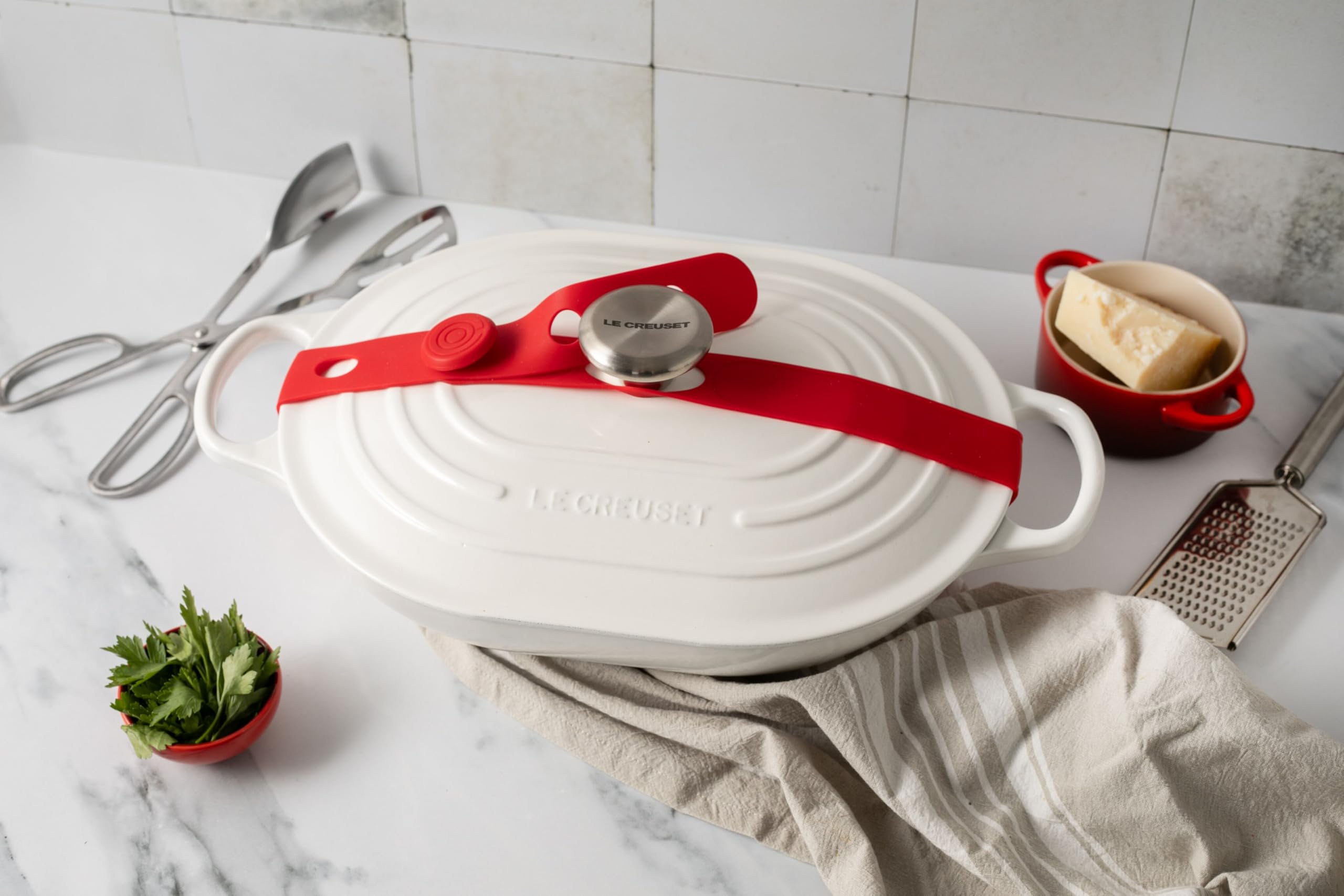 Le Creuset uso en mesa: ideal para servir y mantener temperatura.