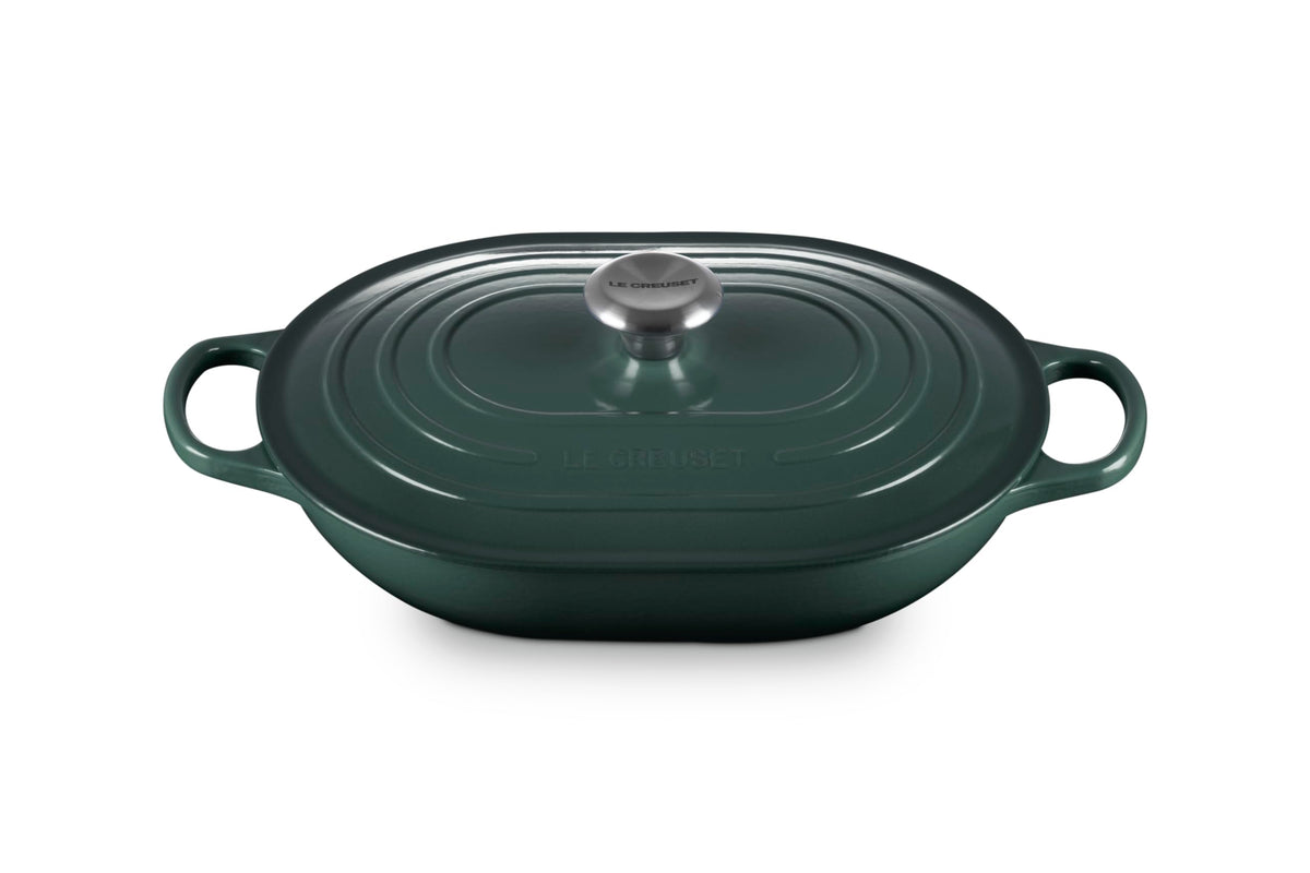 Le Creuset cazo oval esmaltado con tapa Artichaut, cocción uniforme y lista para mesa.