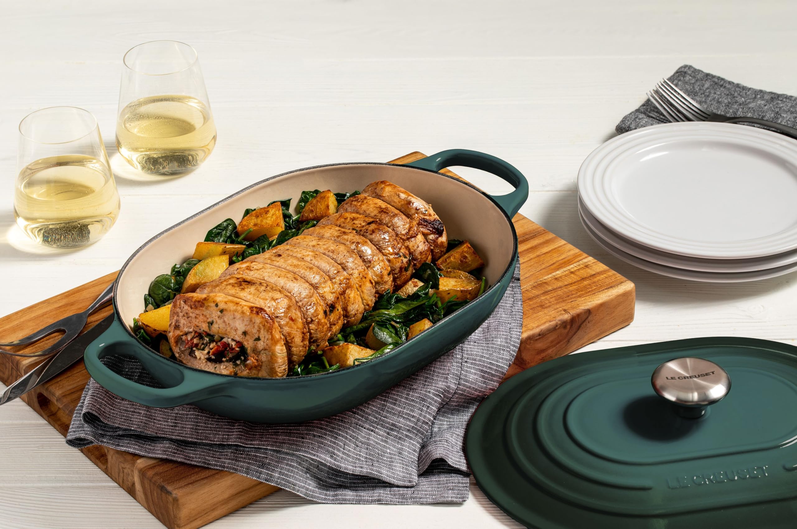 Le Creuset cazo oval esmaltado con manija ergonómica Artichaut, manejo cómodo y seguro.