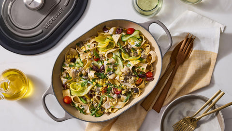 Le Creuset cazo oval esmaltado con tapa Artichaut, diseño duradero y fácil de limpiar.