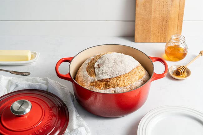 Le Creuset cocina lenta y braisado gracias a su retención de humedad.