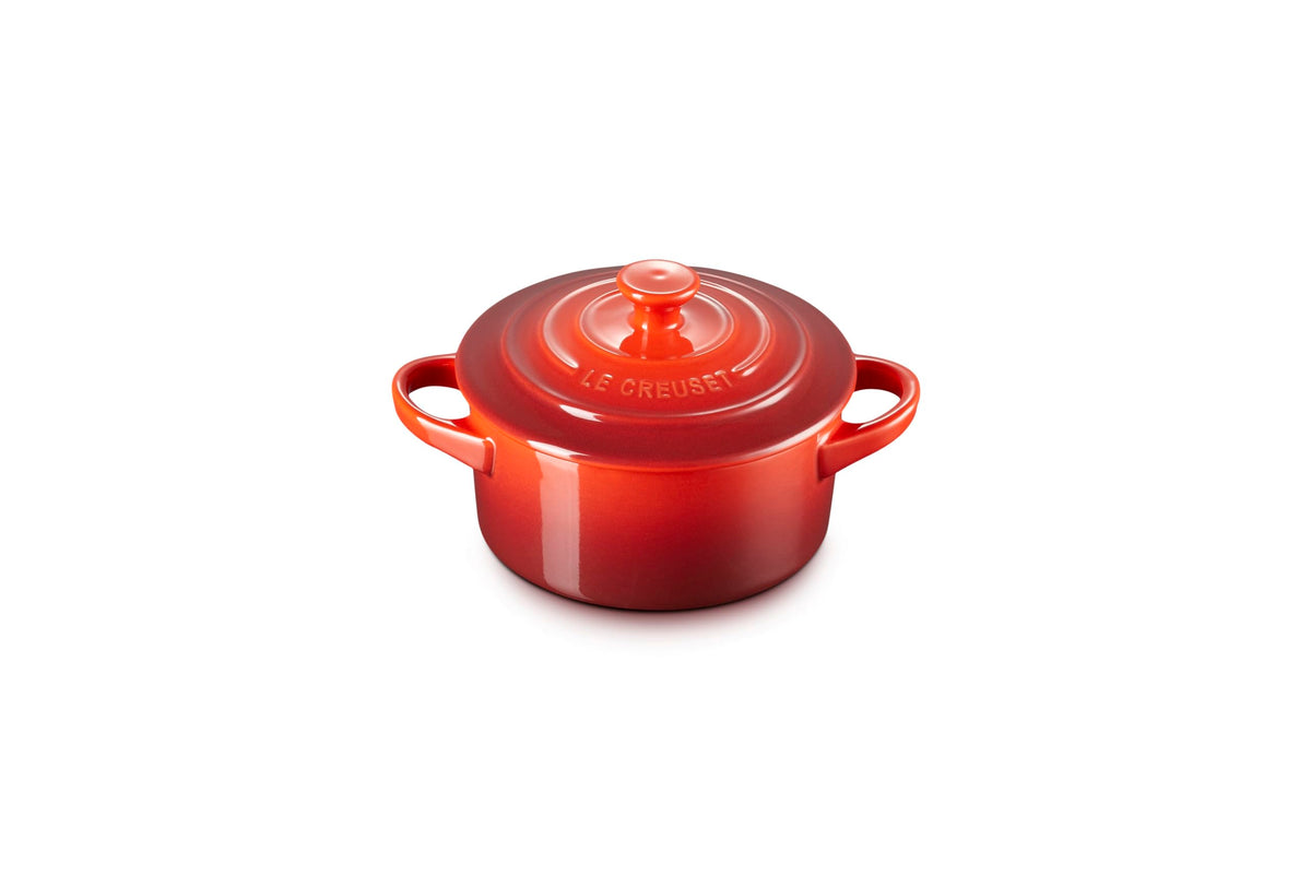 Le Creuset Cocotte mini redonda cerise, frente: porción individual para presentación elegante