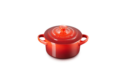 Le Creuset Cocotte mini redonda cerise, frente: porción individual para presentación elegante
