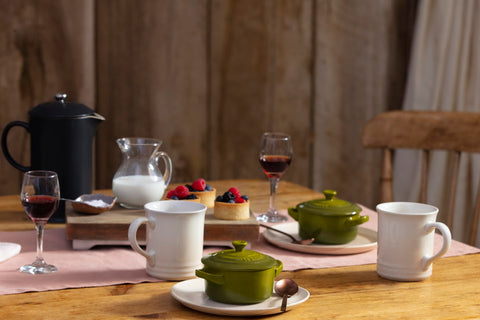 Le Creuset cocotte mini oliva, mantiene la temperatura para servir a la mesa.