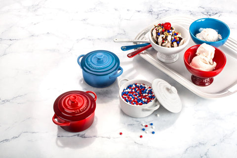 Le Creuset cocotte mini oliva, apta para horno hasta 204 °C para hornear.