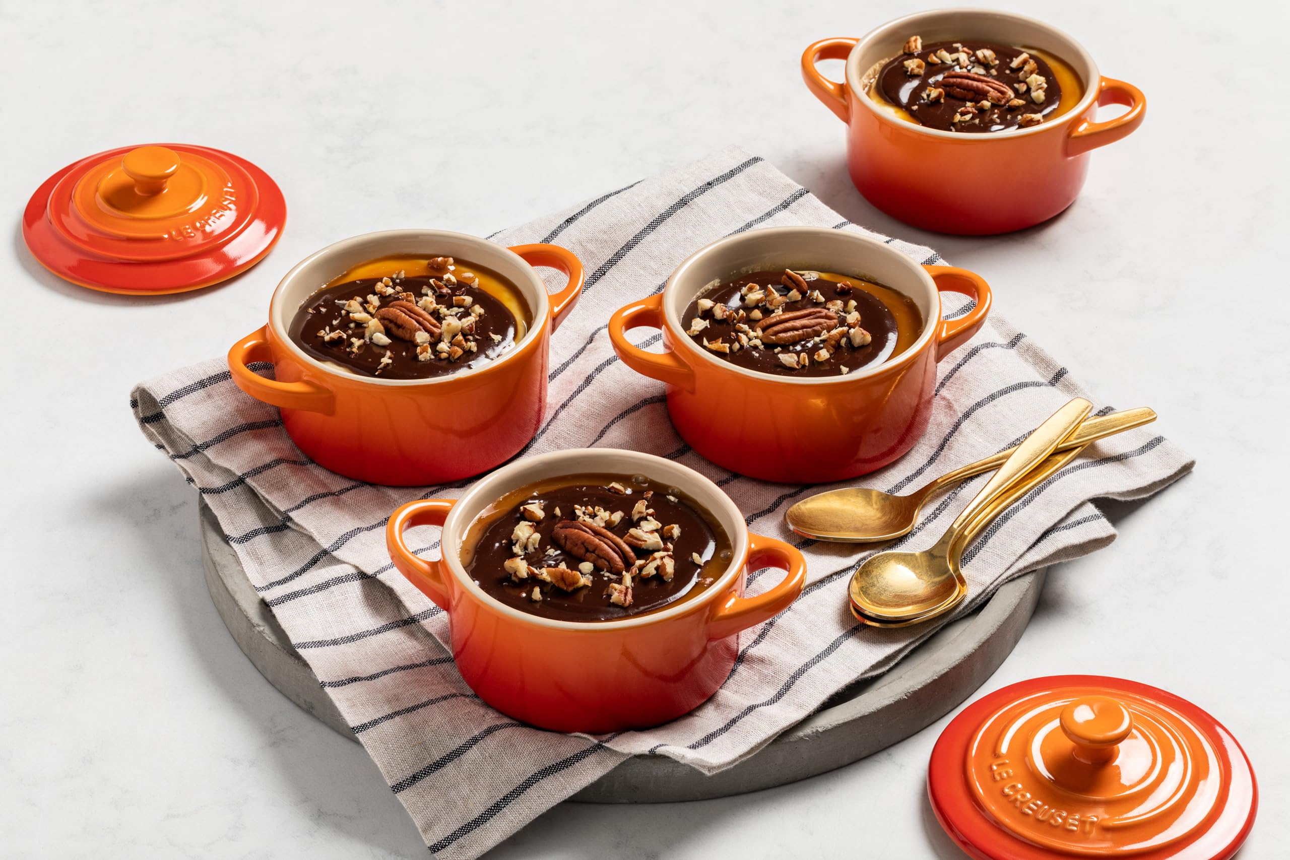 Le Creuset cocotte mini oliva, perfecta para preparar y almacenar ingredientes con estilo.