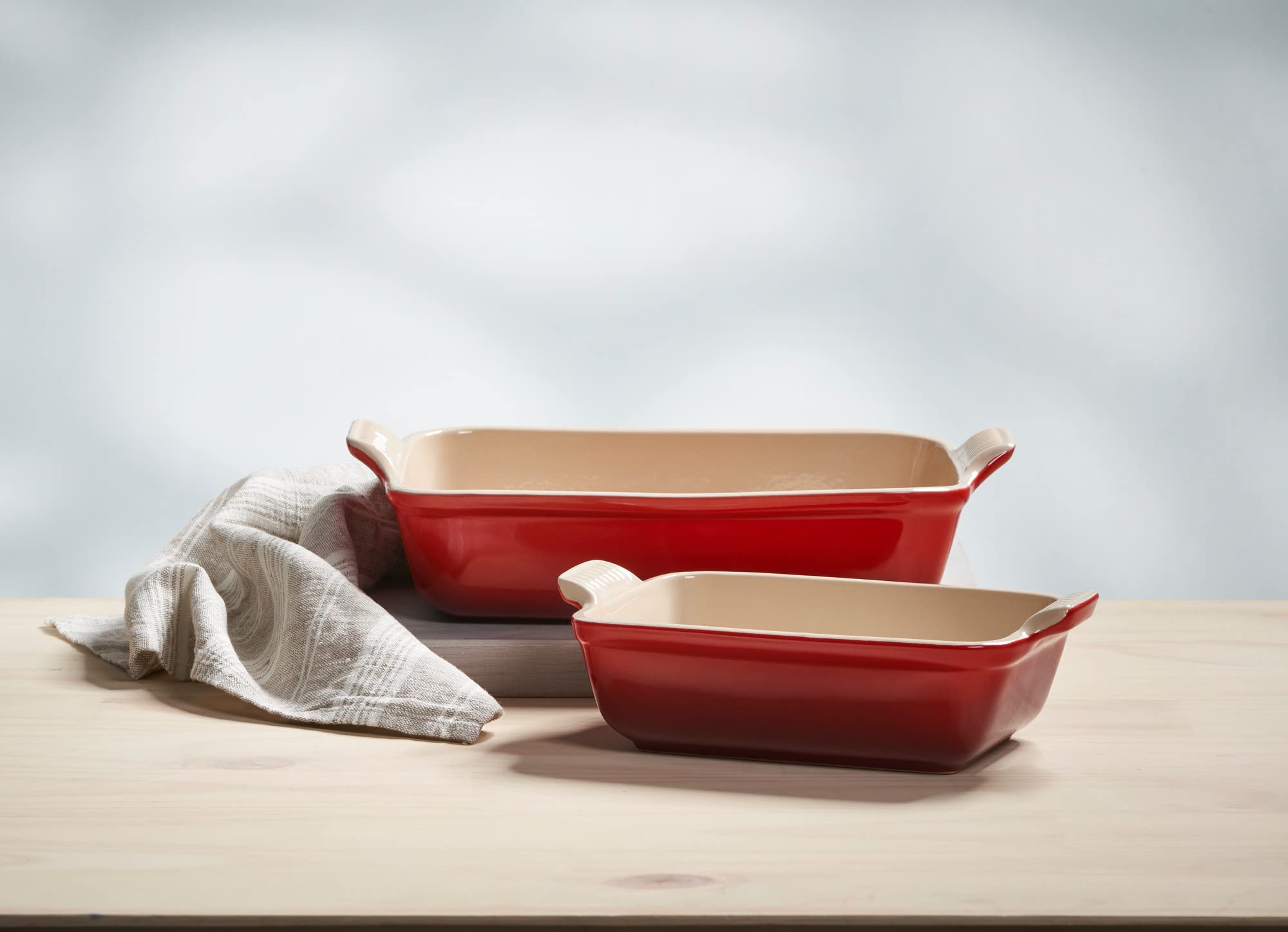 Le Creuset colección Heritage, bandejas rectangulares, duraderas y color cerise
