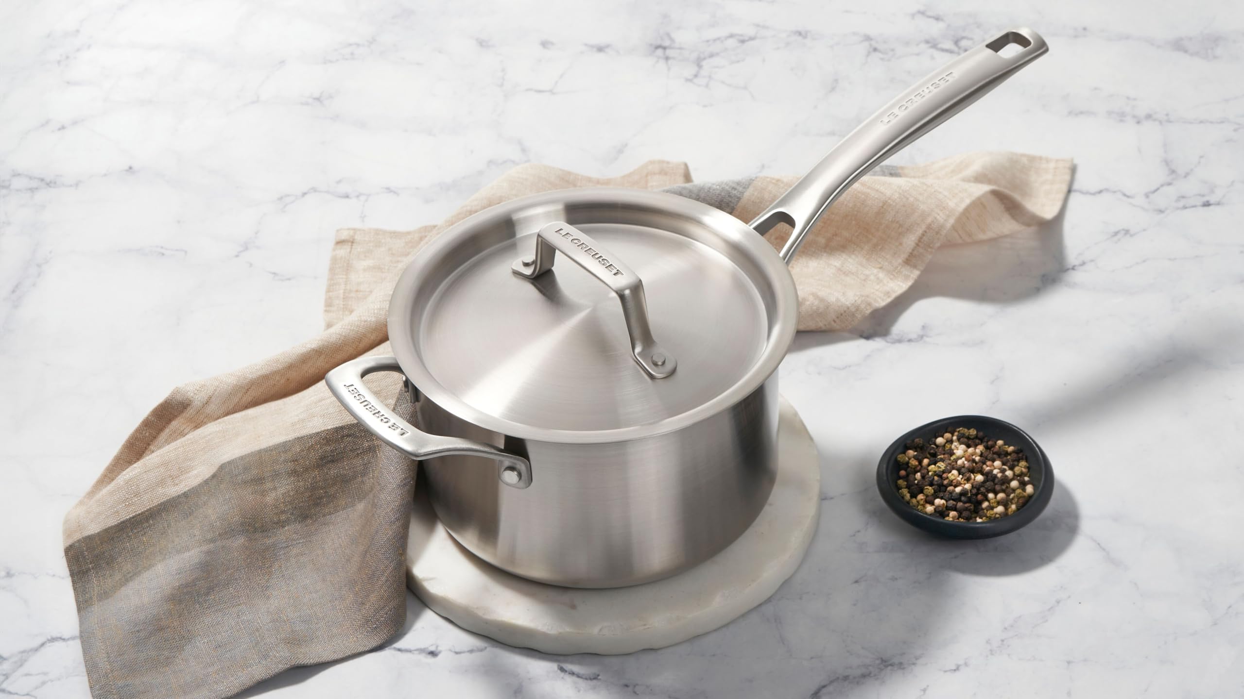 Le Creuset compatibilidad cocinas y horno hasta 500 °F: versatilidad para recetas.