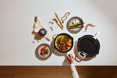 Satinado interior negro de Le Creuset resiste altas temperaturas para cocinar mejor.