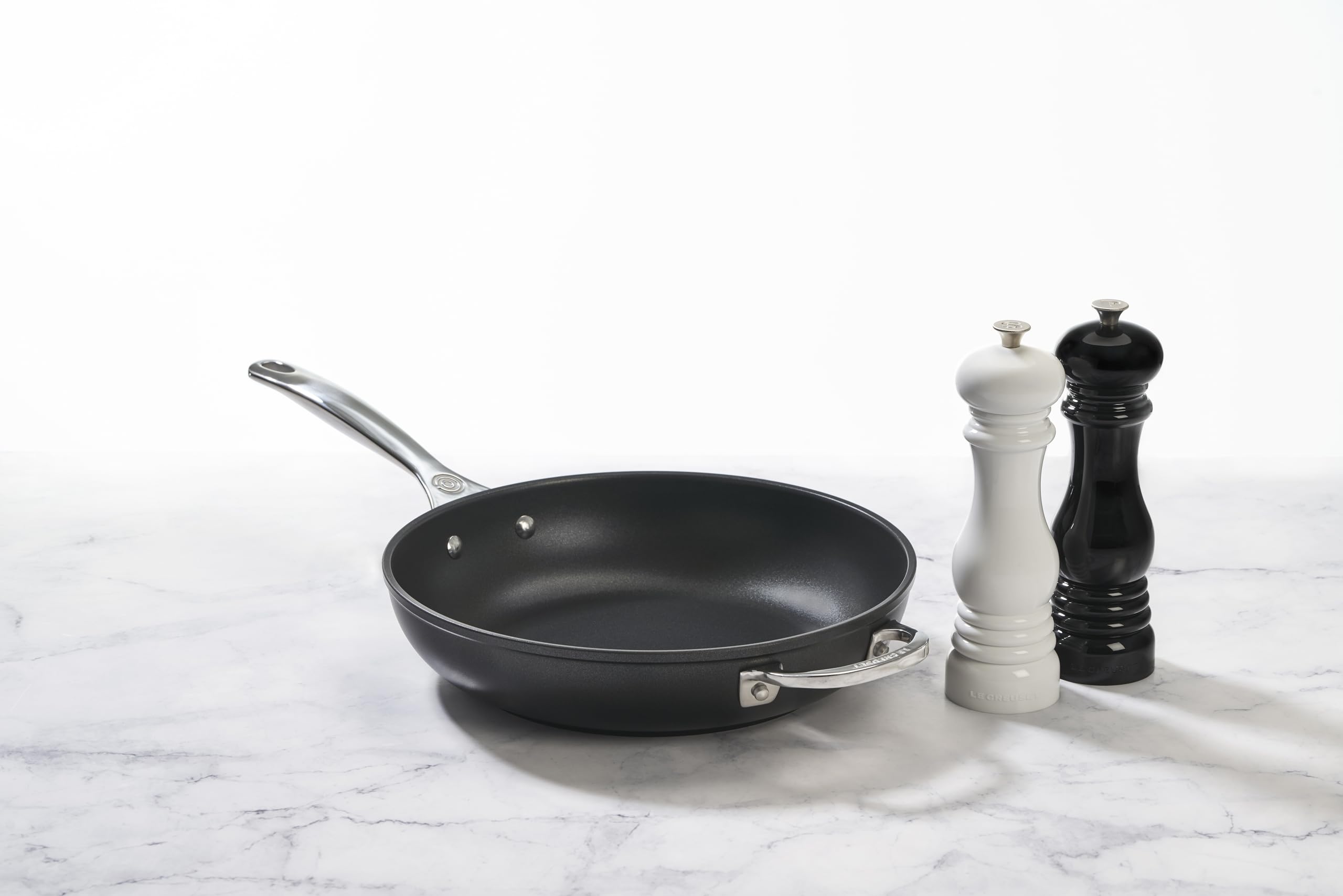 Conjunto Le Creuset sal y pimienta, tamaño 8x2,5 pulgadas.