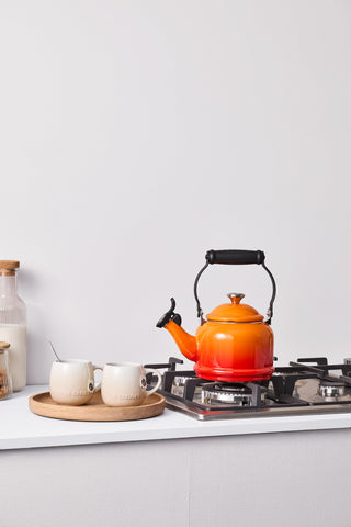 Le Creuset tetera Demi con cartouche grabado para un toque premium.