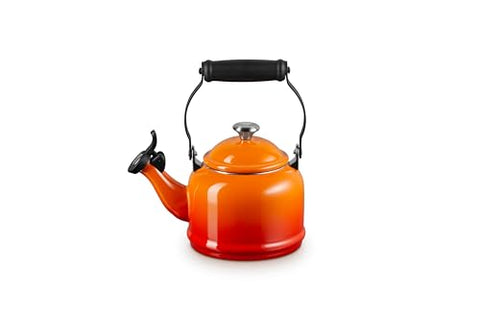 Le Creuset tetera Demi con indicadores de llenado para evitar derrames.