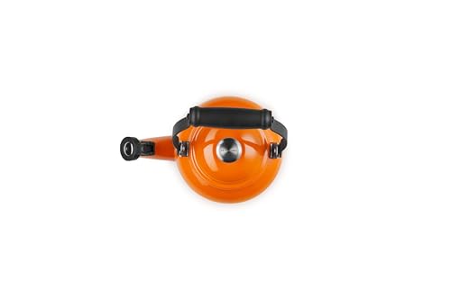 Le Creuset tetera Demi con pomo y mango de acero inoxidable para manejo cómodo.