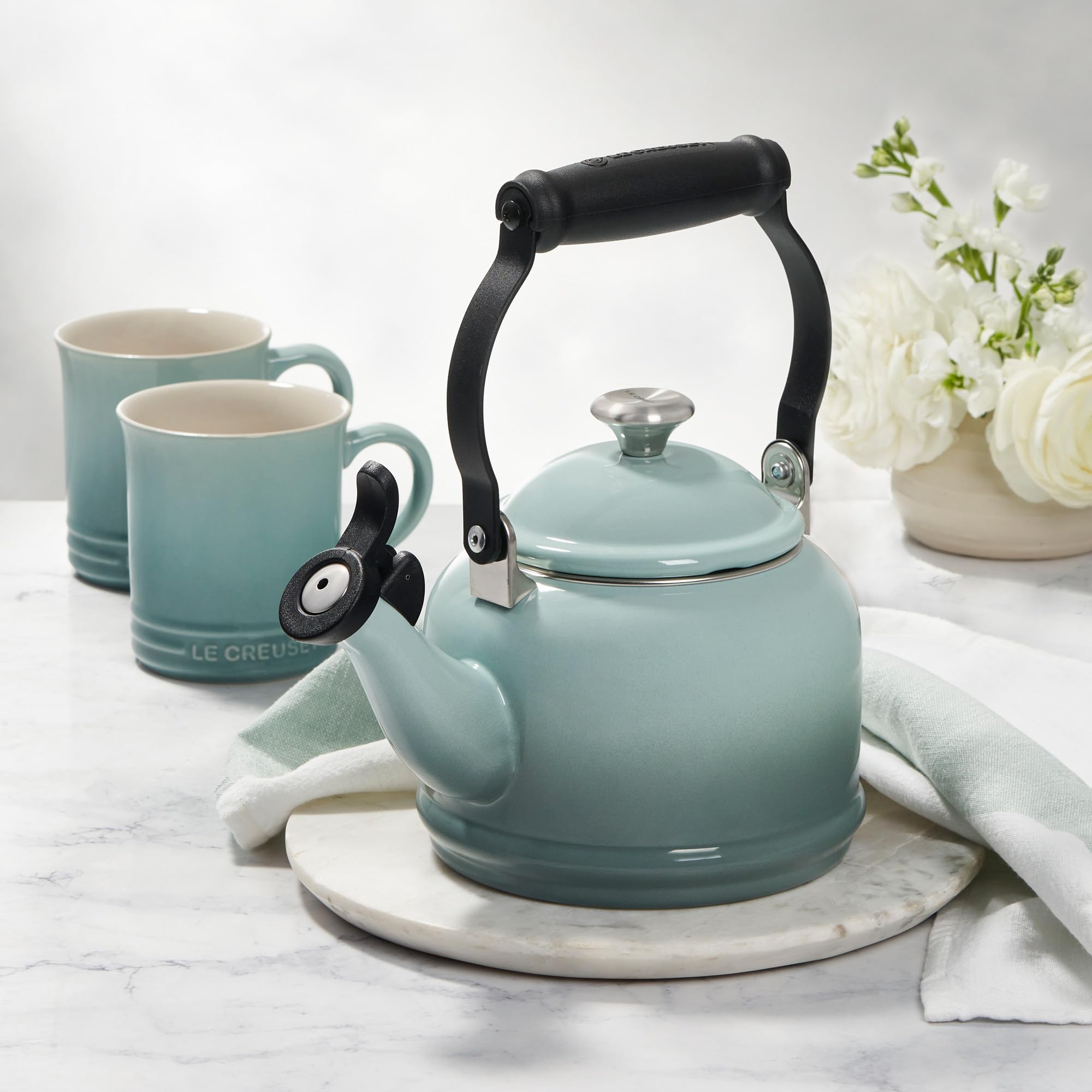Le Creuset Tetera Demi con asa negra plegable para manejo seguro.