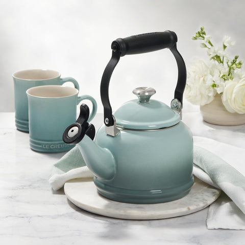 Le Creuset Tetera Demi con asa negra plegable para manejo seguro.