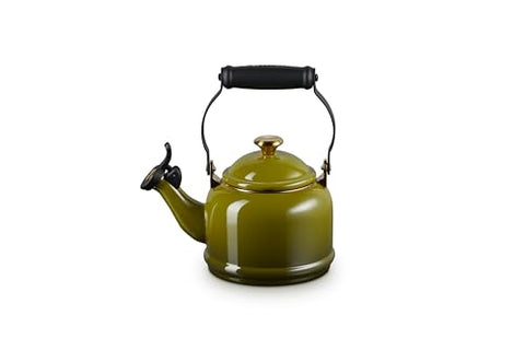 Le Creuset Tetera Demi con pitido fijo que señala el hervor.