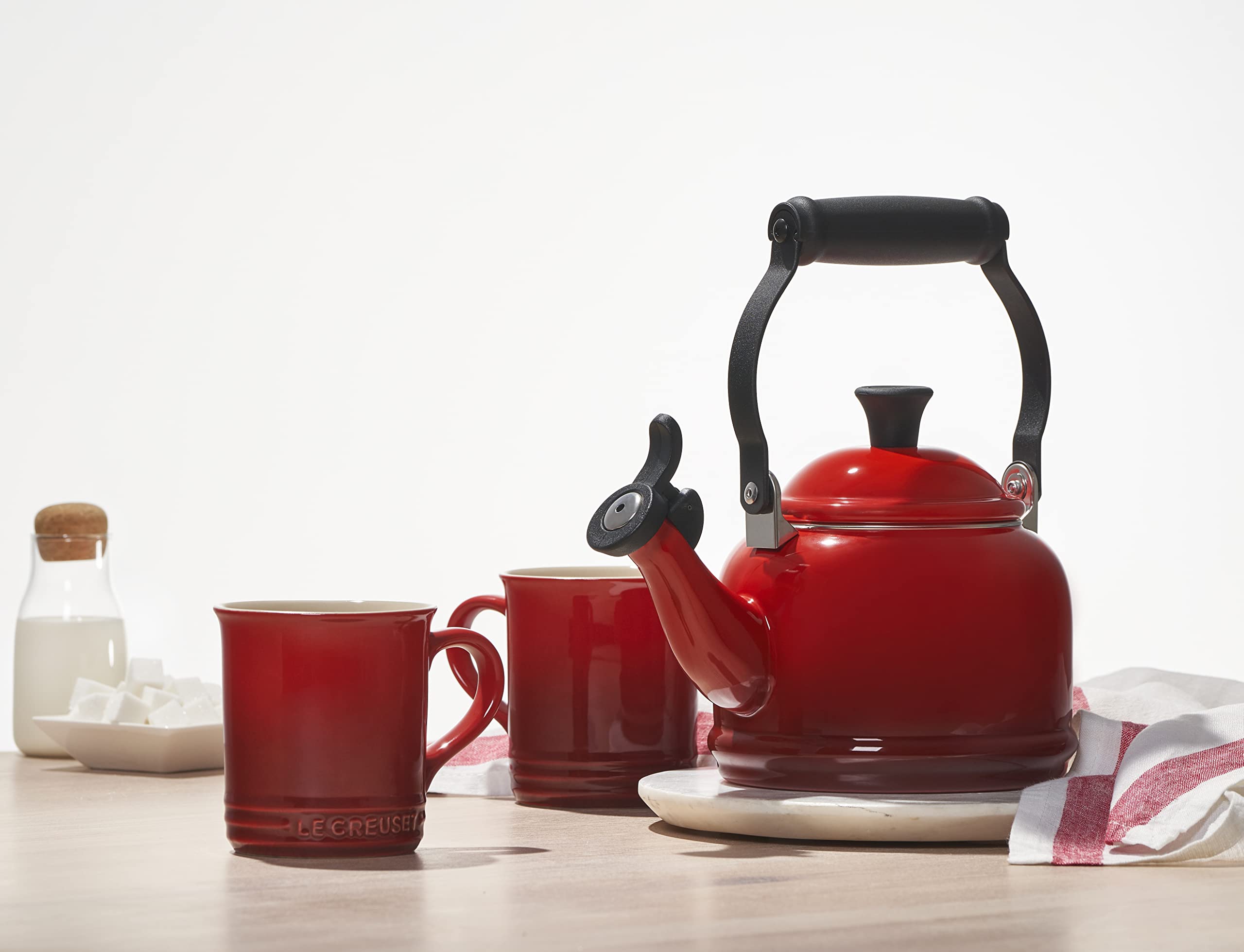 Le Creuset Tetera Demi vertido suave y controlado para verter.