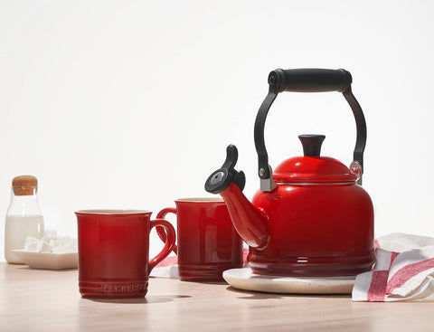 Le Creuset Tetera Demi vertido suave y controlado para verter.